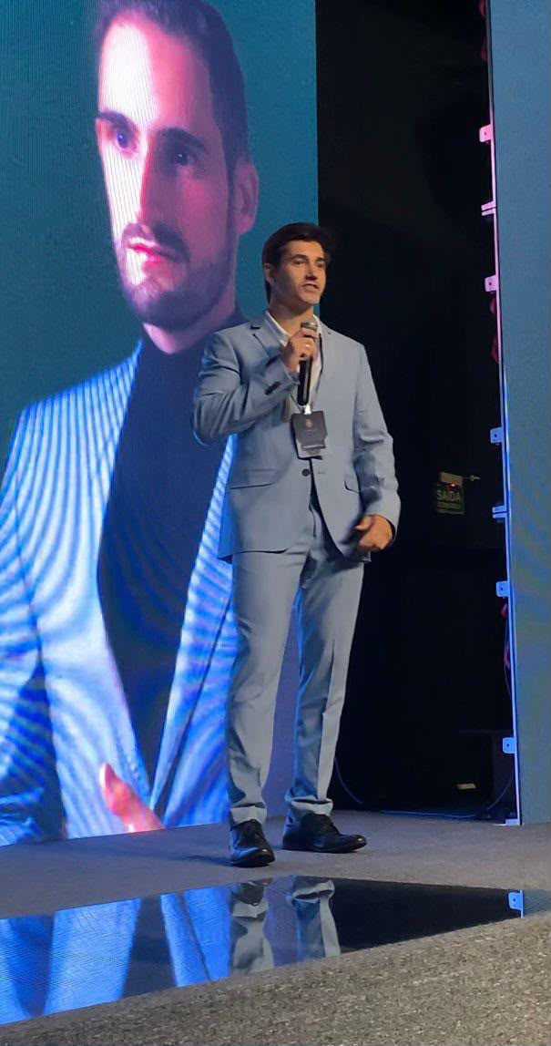 Jair Barboza palestrando em um grande evento