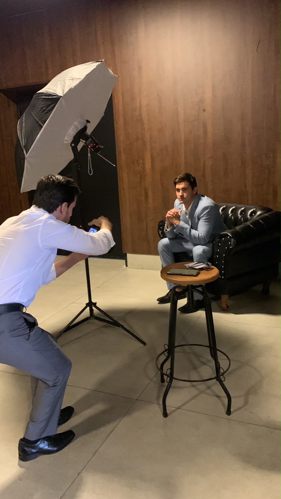 Jair Barboza em bastidores de uma sessão de fotos profissional
